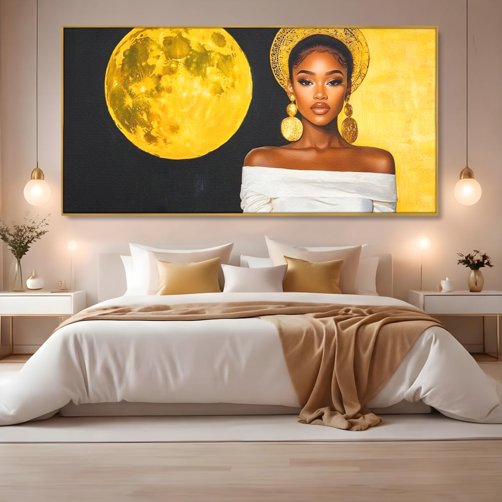 Tablou canvas cu tablou canvas cu femeie si luna aurie, in rama de aluminiu auriu, pe perete intr-un dormitor
